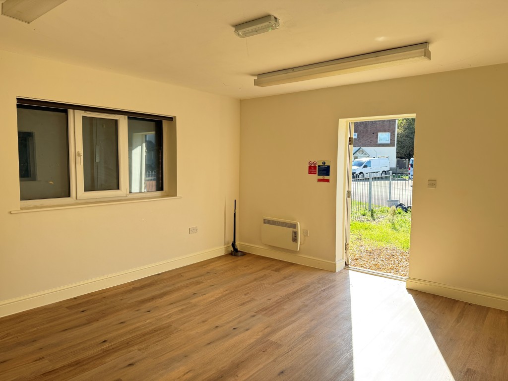 Lot: 138 - FORMER COMMUNITY CENTRE - Community room with view to garden area